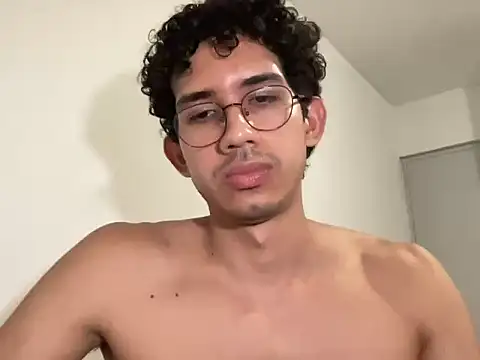 Snapshot of Domincmarles chatting on April 4, 2:32 am Domincmarles online show from April 4, 2:32 am