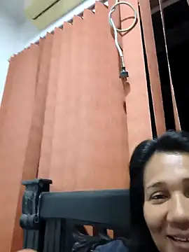 Snapshot of FuegolatinaX chatting on April 4, 5:38 am FuegolatinaX online show from April 4, 5:38 am