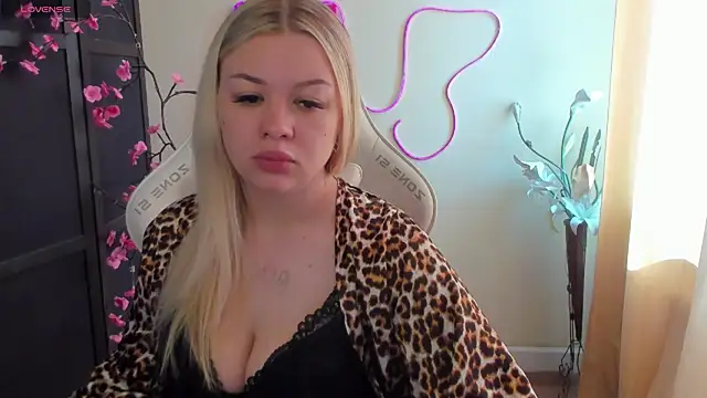 Snapshot of AmeliePeach chatting on June 17, 1:30 am AmeliePeach online show from June 17, 1:30 am