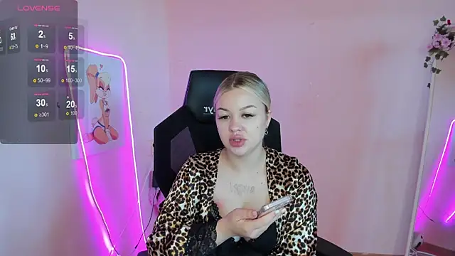 Snapshot of AmeliePeach chatting on June 19, 1:43 am AmeliePeach online show from June 19, 1:43 am