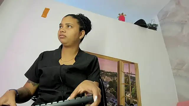 Snapshot of EllyBloom chatting on June 11, 1:09 pm EllyBloom online show from June 11, 1:09 pm