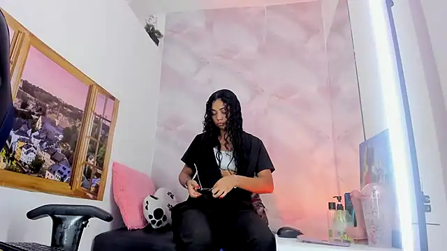 Snapshot of EllyBloom chatting on June 15, 1:13 pm EllyBloom online show from June 15, 1:13 pm