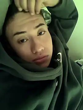 Snapshot of AlejoTheBig chatting on April 5, 7:22 pm AlejoTheBig online show from April 5, 7:22 pm