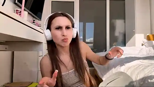 Snapshot of LynetteMerino chatting on April 5, 1:19 pm LynetteMerino online show from April 5, 1:19 pm