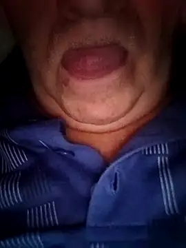 Snapshot of lickboy40 chatting on June 17, 12:24 am lickboy40 online show from June 17, 12:24 am