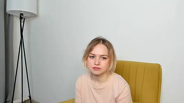 Snapshot of RoxieKaus chatting on April 6, 7:31 am RoxieKaus online show from April 6, 7:31 am