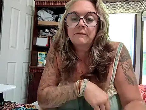 Snapshot of Blondejenn chatting on April 7, 5:35 pm Blondejenn online show from April 7, 5:35 pm