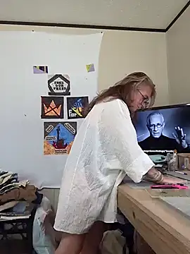 Snapshot of Blondejenn chatting on April 10, 3:39 pm Blondejenn online show from April 10, 3:39 pm