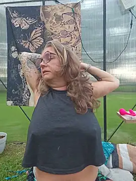 Snapshot of Blondejenn chatting on June 10, 11:20 am Blondejenn online show from June 10, 11:20 am