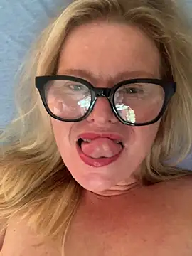 Snapshot of Love_Lee_xo chatting on June 6, 2:33 pm Love Lee xo online show from June 6, 2:33 pm