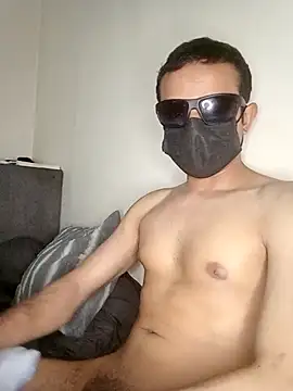 Snapshot of LuisLatinboyy chatting on April 5, 8:39 pm LuisLatinboyy online show from April 5, 8:39 pm