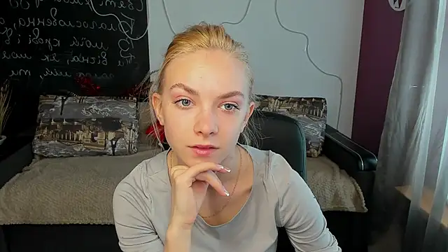 Snapshot of SonnySofia chatting on April 23, 5:41 am SonnySofia online show from April 23, 5:41 am
