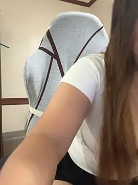 Snapshot of avasofiax chatting on April 9, 10:09 am avasofiax online show from April 9, 10:09 am