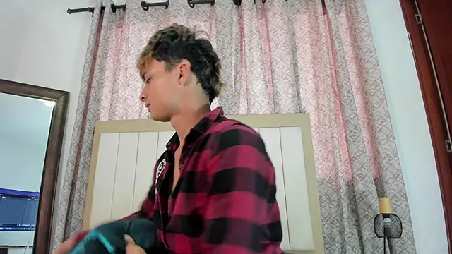 Snapshot of thomas_and_thiago chatting on April 6, 9:38 pm thomas and thiago online show from April 6, 9:38 pm