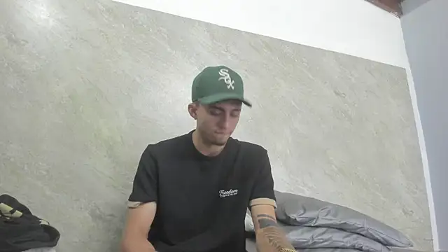 Snapshot of James-06 chatting on April 11, 11:58 am James-06 online show from April 11, 11:58 am