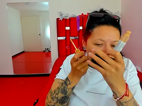 scarlett red 1 online show from May 20, 4:13 pm