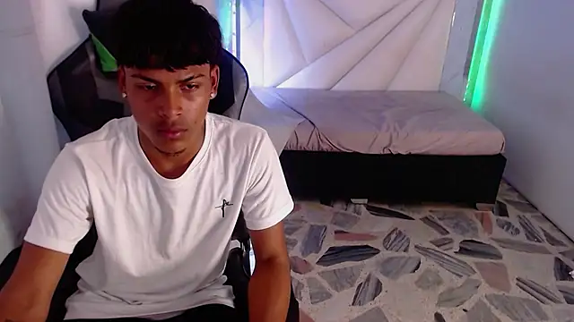 Snapshot of Angel_foxc_ chatting on April 7, 10:20 pm Angel foxc online show from April 7, 10:20 pm