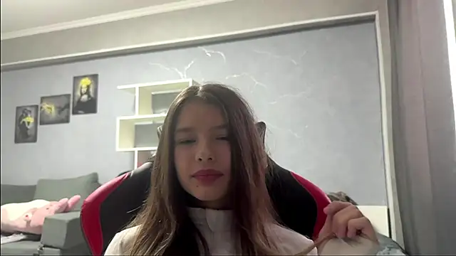 Snapshot of Julllesimons chatting on April 7, 11:21 am Julllesimons online show from April 7, 11:21 am