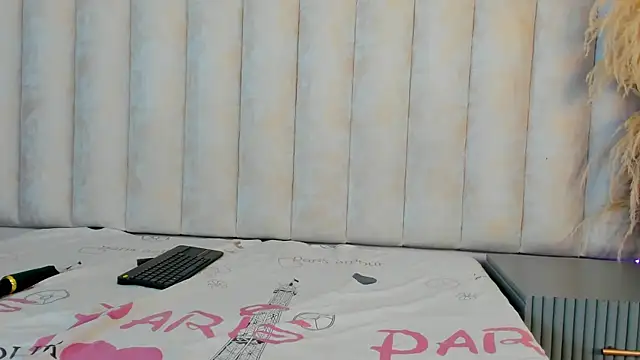 Snapshot of Anniee_collins_ chatting on April 9, 12:32 pm Anniee collins online show from April 9, 12:32 pm