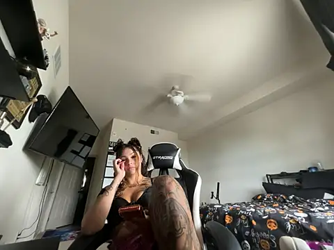 Tattedphoenix online show from June 25, 6:01 pm