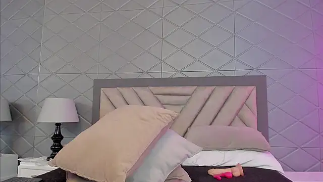 EvonnyMilk online show from April 14, 4:18 am