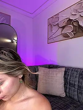 Snapshot of AmyRusso chatting on April 23, 2:57 am AmyRusso online show from April 23, 2:57 am