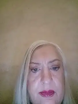 Snapshot of Julia20X chatting on June 19, 8:29 am Julia20X online show from June 19, 8:29 am