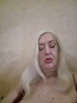 Snapshot of Julia20X chatting on July 4, 9:15 am Julia20X online show from July 4, 9:15 am