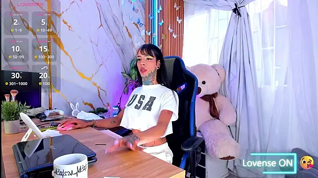 Snapshot of Dafne_kee chatting on June 26, 2:43 pm Dafne kee online show from June 26, 2:43 pm