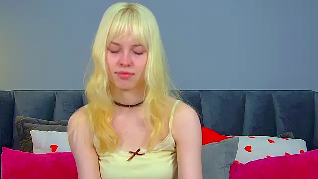 Snapshot of HannahHollis chatting on July 10, 6:28 am HannahHollis online show from July 10, 6:28 am