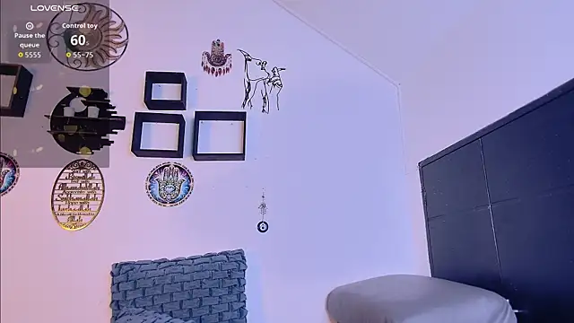 LunaBaxter  online show from June 9, 12:28 pm