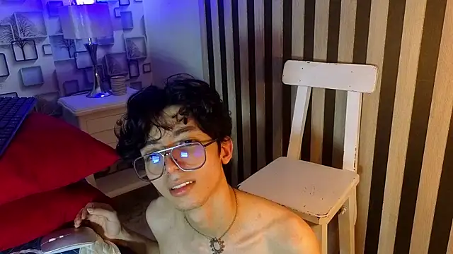 Snapshot of Twink_Sebas7 chatting on April 15, 7:58 pm Twink Sebas7 online show from April 15, 7:58 pm