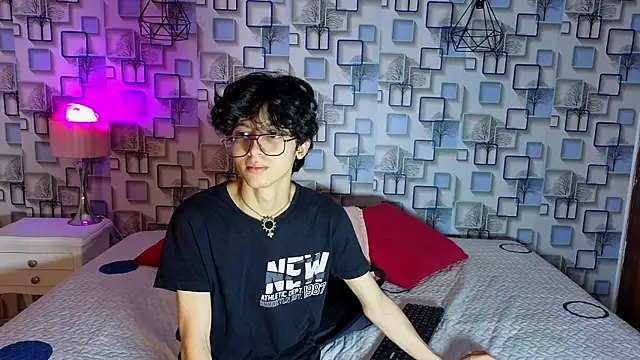 Snapshot of Twink_Sebas7 chatting on April 28, 12:21 pm Twink Sebas7 online show from April 28, 12:21 pm