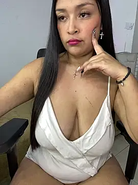 Snapshot of Simplemente_Aurora chatting on May 21, 7:10 pm Simplemente Aurora online show from May 21, 7:10 pm
