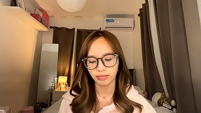 VondaHolmquest online show from April 11, 12:53 pm