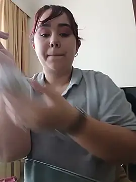 Snapshot of AliceScoot_ chatting on June 24, 6:18 pm AliceScoot online show from June 24, 6:18 pm