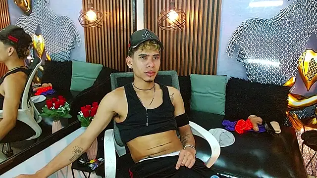 Snapshot of Skinny_cute_Alyer chatting on June 10, 2:23 am Skinny cute Alyer online show from June 10, 2:23 am