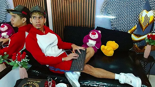 Snapshot of Skinny_cute_Alyer chatting on June 24, 2:21 am Skinny cute Alyer online show from June 24, 2:21 am