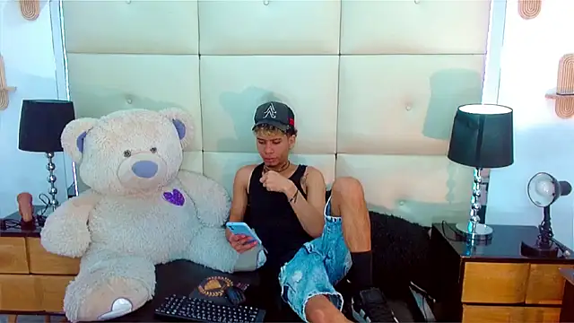 Snapshot of Skinny_cute_Alyer chatting on July 2, 2:33 am Skinny cute Alyer online show from July 2, 2:33 am