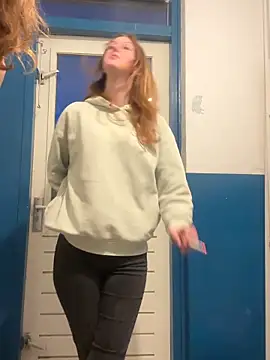 SweetNatalie699 online show from April 12, 7:19 pm