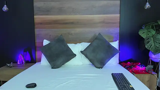 jade spinters online show from July 4, 7:53 pm