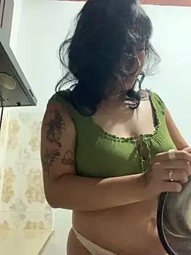 NefertitiXO online show from April 10, 11:15 am