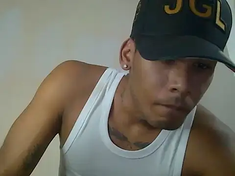 Snapshot of sexy-athletic-guy chatting on April 11, 1:21 am sexy-athletic-guy online show from April 11, 1:21 am