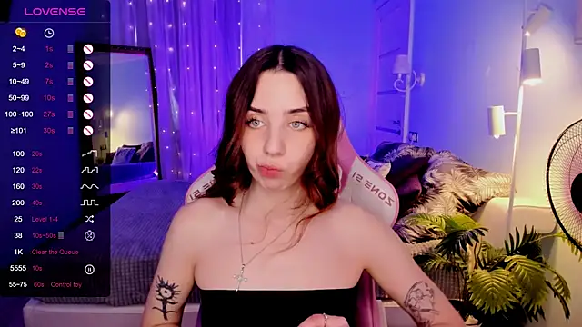 Snapshot of CharliGrace_ chatting on June 4, 8:09 am CharliGrace online show from June 4, 8:09 am
