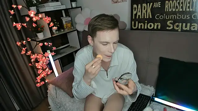 TwinkWhite online show from June 4, 9:21 pm