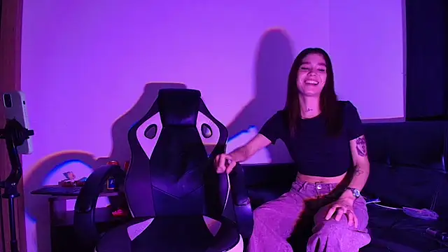 Snapshot of Afterhourscouple_ chatting on April 12, 11:54 pm Afterhourscouple online show from April 12, 11:54 pm