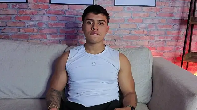 AARON SKYLON online show from April 21, 1:53 am