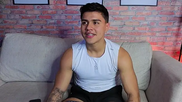 AARON SKYLON online show from April 21, 2:51 am