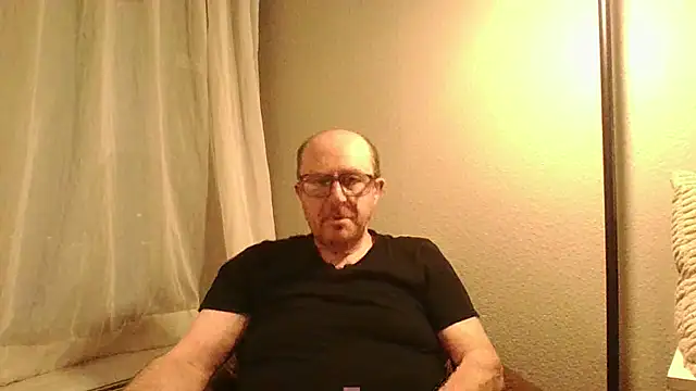 Snapshot of CallumBee chatting on April 11, 10:08 am CallumBee online show from April 11, 10:08 am