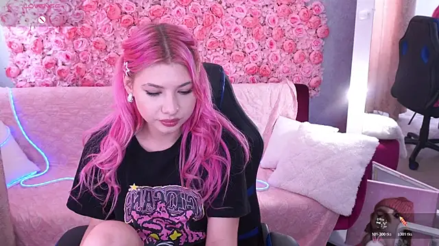 Snapshot of PinkyTrix chatting on May 9, 12:43 pm PinkyTrix online show from May 9, 12:43 pm